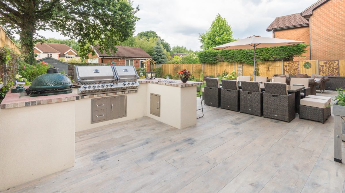 landscaped patio with outside kitchen