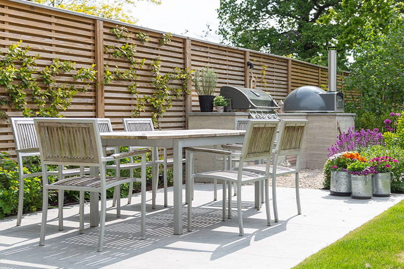 Hit and miss wind proof fencing